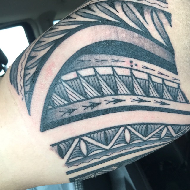 Weave patterns resemble baskets we make of leaves and can symbolize strength/unity. Little V shapes often resemble birds or fish symbolize life - in my tatau, the fish symbolize my family roots from Mataika, a village in Tonga. (7/9)