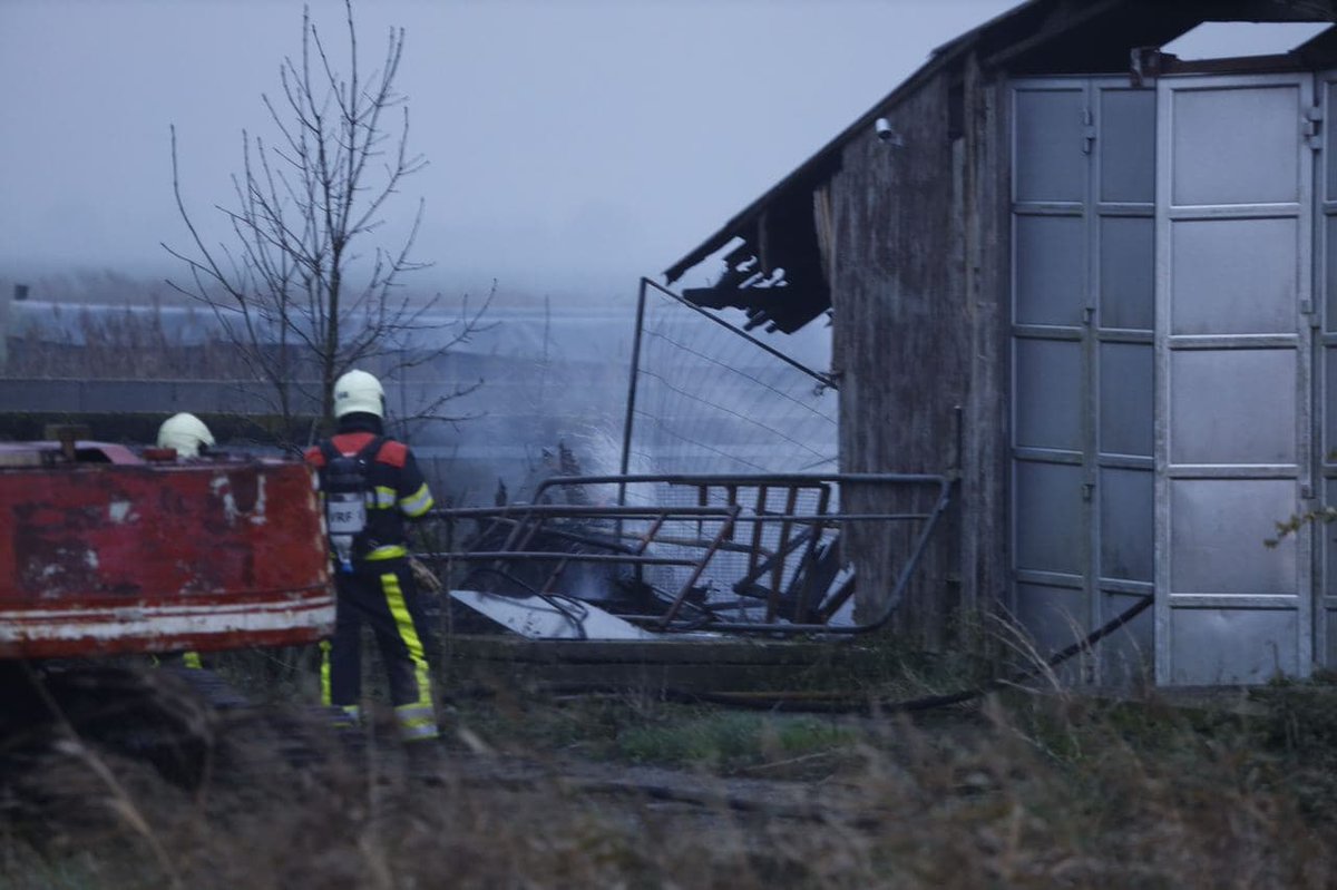 Brandweer blust brand in vervallen schuur in Sibrandabuorren - #Friesland -..