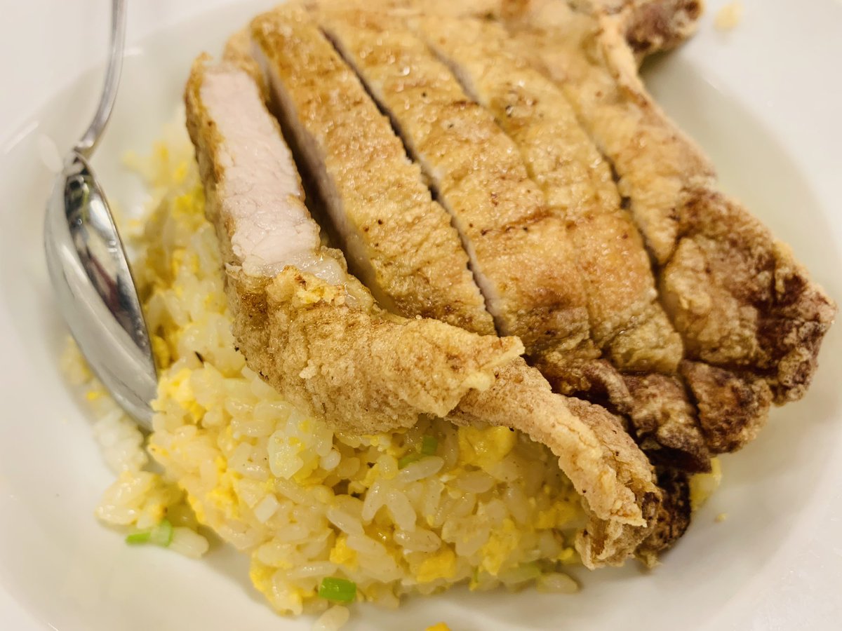 UhEk2w's tweet photo. 京の華@日暮里
パイコーチャーハン1250円を頂き！
サクッと揚ったパーコーを食べてビールをグビリ！炒飯はしっとりタイプで玉子多めの配合！パーコーのほんのりスパイスと玉子のマイルド感の融合が良い！スープ、搾菜を挟んでビールとの無限ループ！ https://t.co/aqjGuheXfR