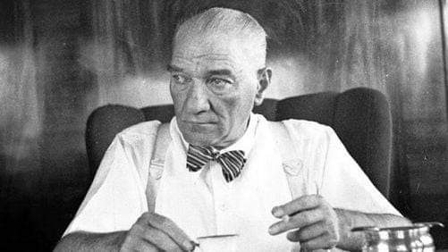 celikyalcin1985's tweet photo. Rize'de Atatürk'e hakaret eden bir şahıs ayağından vuruldu.😁👍💪👏👏👏 https://t.co/Xolv6wqp6I