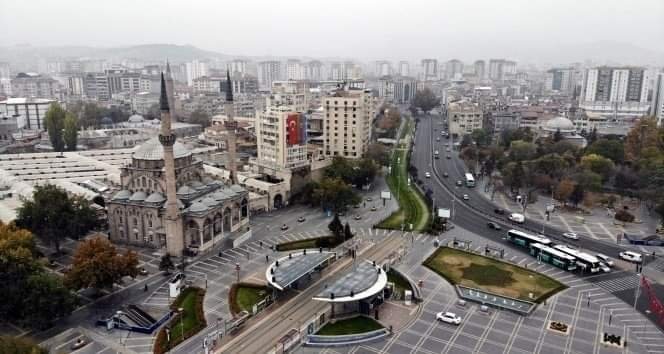celikyalcin1985's tweet photo. Kayseri'de bugün akşam başlayacak olan sokağa çıkma kısıtlamasını vatandaşlar yanlış anlayınca, meydan boş kaldı.😁🤦😁🤦 https://t.co/b1meOeVA9g