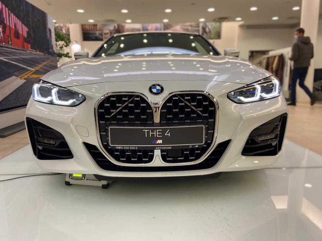 Самая обсуждаемая новинка этого года BMW 4 серии.

Совсем недавно стали поступать к дилерам первые заказные машины и уже всё распродано.

Всё-таки, чтобы не писали люди на форумах про большие ноздри, похожесть сбоку на Infiniti Q60. Лично считаю, что BMW молодцы