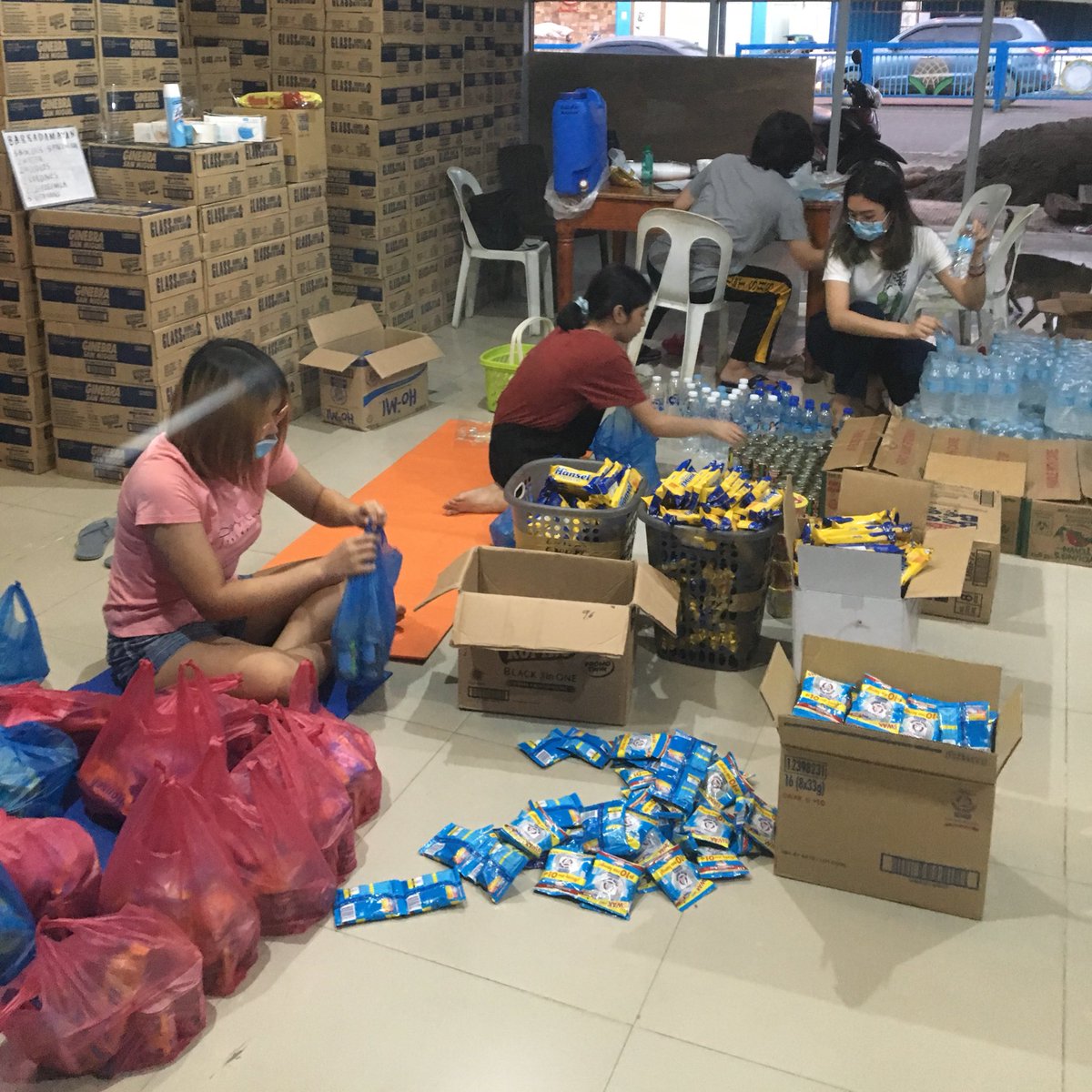 BarkaDamayan's tweet photo. NOW: We are currently packing 200 relief bags for our target beneficiaries in Enrile, Cagayan.
Our channels will remain open for donations. Thank you to all our generous donors.
#Barkadamayan
#TulongParaItiNorte
#IsabelaNeedsYourHelp https://t.co/clJFDQReN6