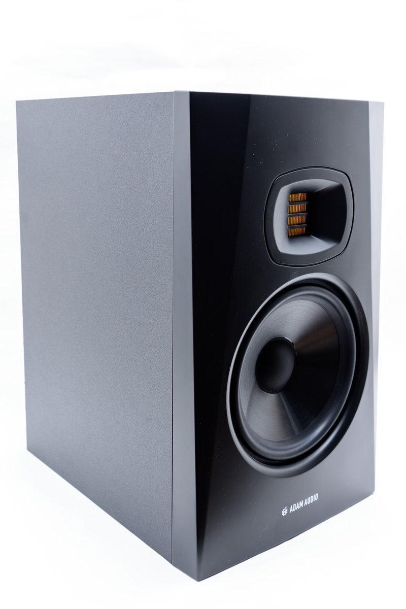 Kokobit Studio もぎ 今までお借りしたモニタースピーカーの雑感 Adam T7v 思ってたより低音出るけど 音が薄い Hedd Type07 定位できる位置がピーキーだけど 定位した時の音が凄すぎて鳥肌が立つ素晴らしいモデル Reproducer Epic 5 定位