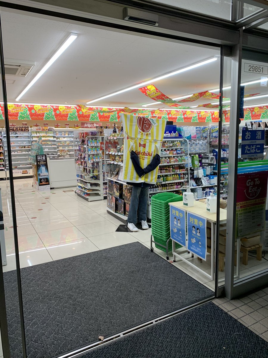 plplapp's tweet photo. ファミチキ先輩、怖い���だが https://t.co/w0QoKyjrqX