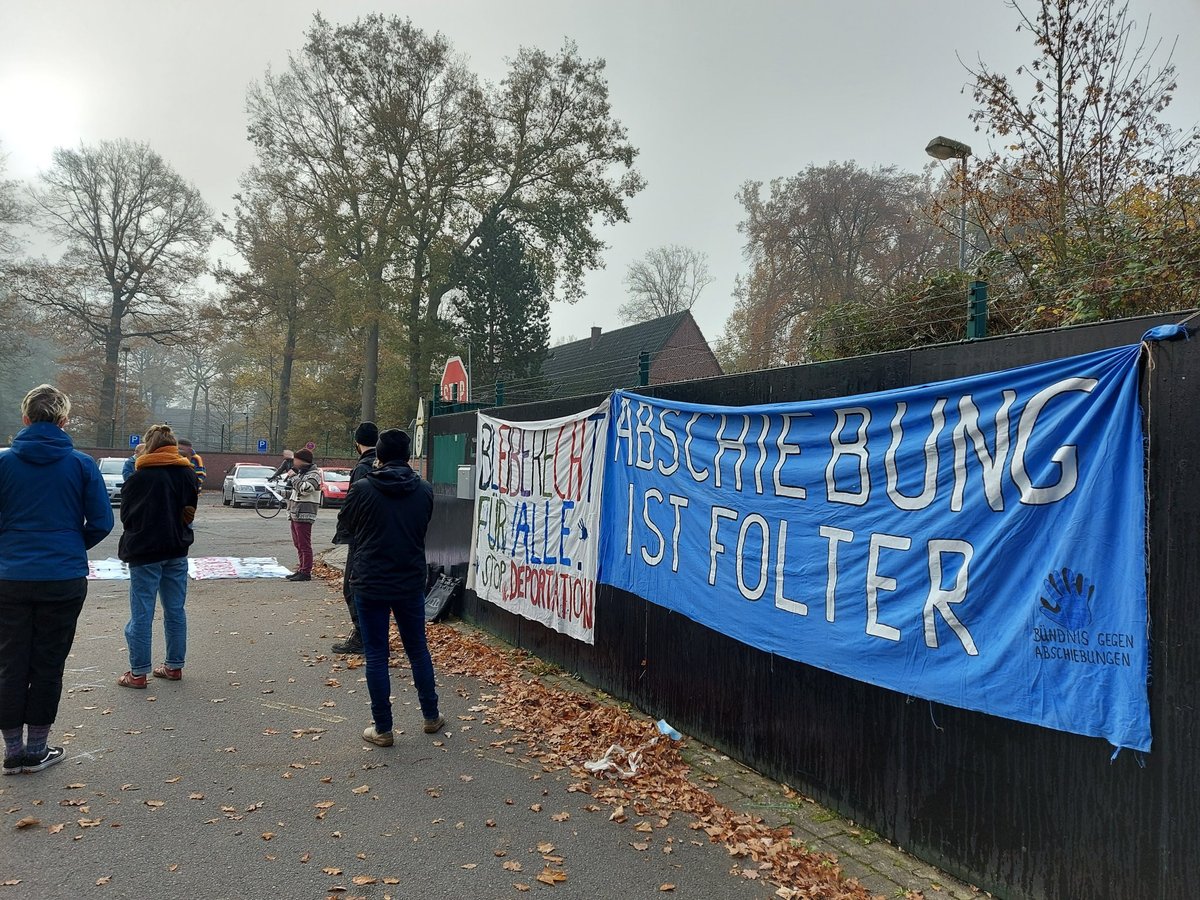 ms_alternativ's tweet photo. Mahnwache: Gegen Abschiebungen und Lagerunterbringung – für ein Bleiberecht für alle!
Di. 24.11. | 10.30 Uhr | ZUE #Münster

@MsSeebrucke und @Bleiberecht4all rufen zur Mahnwache gegen die immer häufiger stattfindenden Abschiebungen aus der ZUE auf.
https://t.co/4yrm0OZFHJ https://t.co/501wnk3oqy