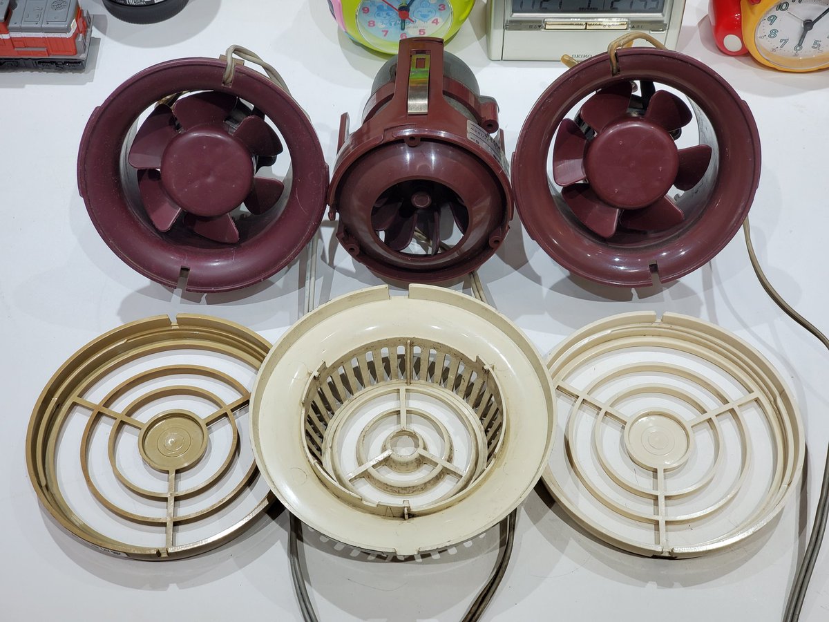 3台に増えたナショナルのパイプファンのレトロ機。 型番は左から順に
