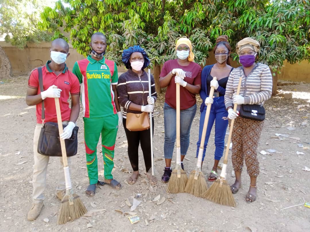 AfricanYouthIn1's tweet photo. Le 24 novembre est celébrée la Journée des professionnels du climat pour catalyser les professionnels qui accélèrent les solutions à la crise climatique. AYID a été choisi par le Young Climate Leaders (YCL) pour participer à cette célébration à travers une activité de salubrité https://t.co/yqJLpTLV7S