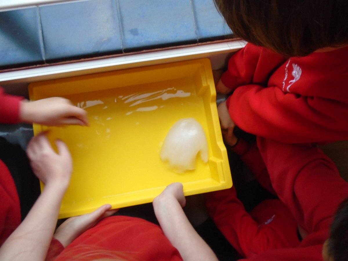 newcloseschool's tweet photo. In Otter class we have been looking at states of matter. We used ice hands to investigate temperatures related to freezing and melting. https://t.co/GIGI34gPR7
