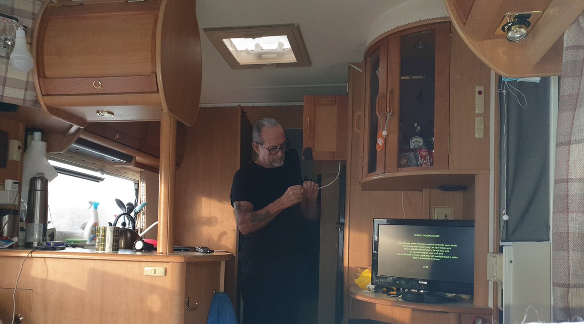 HelenArmet's tweet photo. @FionaGrahame Indeed it shall, At Motorhome with the Armets.....hmmm doesn't really work 🤣🤣. Van was moved yesterday leading to @veterandumbo's greatest challenge/concern 😉😉. TV ariel isnae working Day 42/63 #LockdownBreakdown #BreakdownLockdown https://t.co/tFibj7vZct