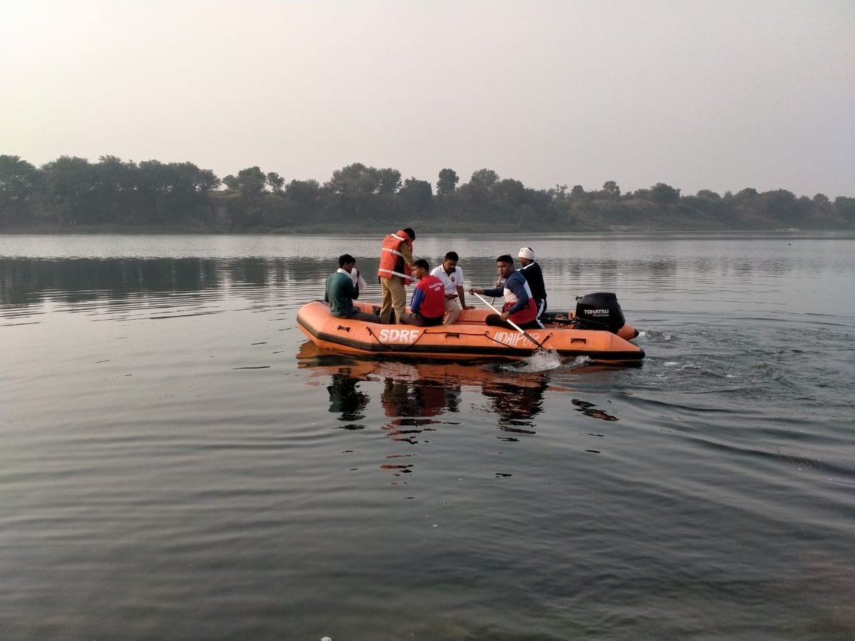 SDRFRaj's tweet photo. #SDRF ने पुलिस थाना साबला, डूंगरपुर अंतर्गत माही नदी पर बने निकट में डूबे व्यक्ति के शव को बाहर निकालकर स्थानीय प्रशासन को सुपुर्द किया।
@News18Rajasthan 
@1stIndiaNews 
@zeerajasthan_ 
@PoliceRajasthan 
@rpbreakingnews 
@IgpUdaipur 
@NDRFHQ 
@spdungerpur
@dmdungerpur https://t.co/nVwWEAgBOr