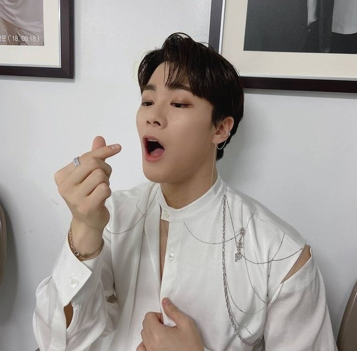 — why giving me a finger heart then eat it?