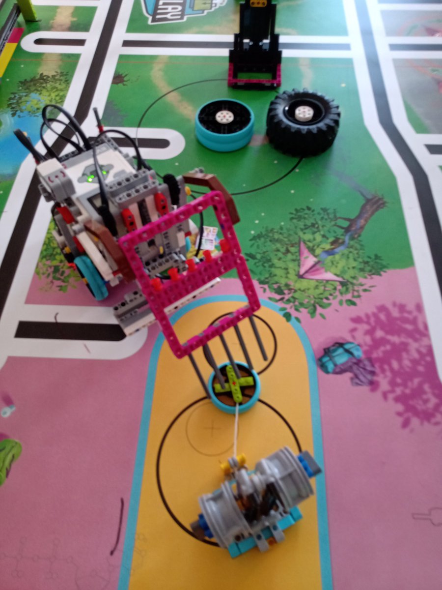 thibaut_plisson's tweet image. Samedi matin au @fablab_pv : papier verre pour un capteur de contact trop proche d&apos;une roue dentée pour la @RoboCup2021, reprise &quot;from scratch&quot; du phare pour la #crd2021, peigne intelligent pour la #fll2021
3 robots en pause conception, 4 élèves dont 3 filles
@ellesbougentIdF