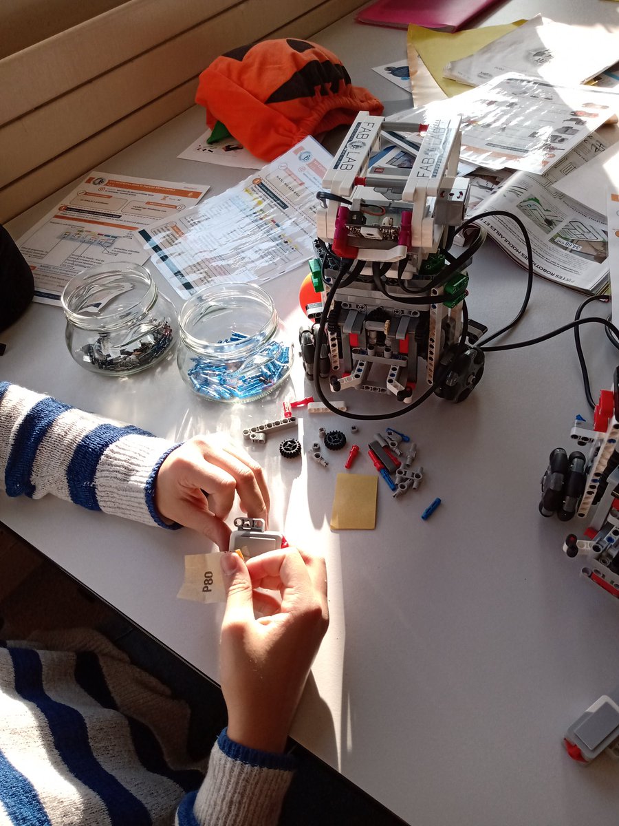 thibaut_plisson's tweet image. Samedi matin au @fablab_pv : papier verre pour un capteur de contact trop proche d&apos;une roue dentée pour la @RoboCup2021, reprise &quot;from scratch&quot; du phare pour la #crd2021, peigne intelligent pour la #fll2021
3 robots en pause conception, 4 élèves dont 3 filles
@ellesbougentIdF