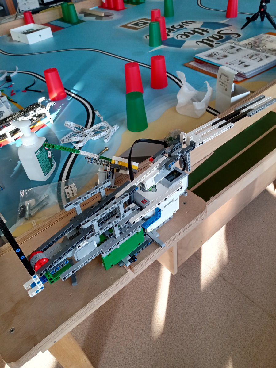 thibaut_plisson's tweet image. Samedi matin au @fablab_pv : papier verre pour un capteur de contact trop proche d&apos;une roue dentée pour la @RoboCup2021, reprise &quot;from scratch&quot; du phare pour la #crd2021, peigne intelligent pour la #fll2021
3 robots en pause conception, 4 élèves dont 3 filles
@ellesbougentIdF