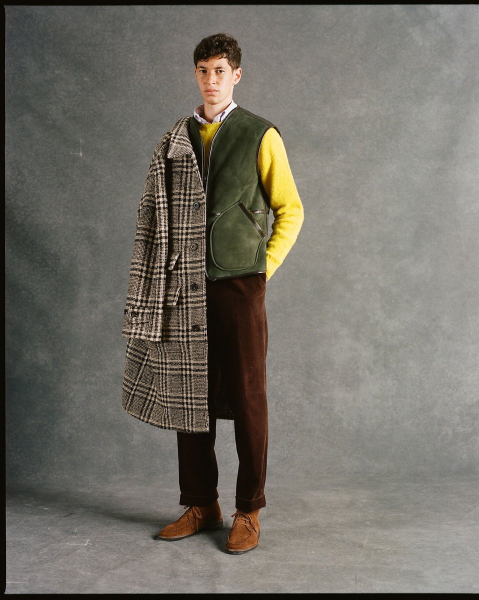 Our new Shearling Vest is a substantial piece of outerwear, with a suede outer face, and a toasty shearling interior. #drakes
ow.ly/f2Cr50Cqpte