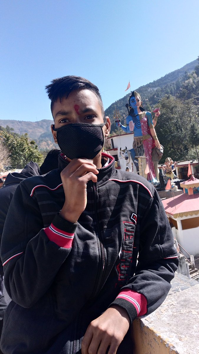 AD27911904's tweet photo. Revealing my fashion sense. 
In my village wedding. 
#WeddingSense. https://t.co/jH9tvu61hu