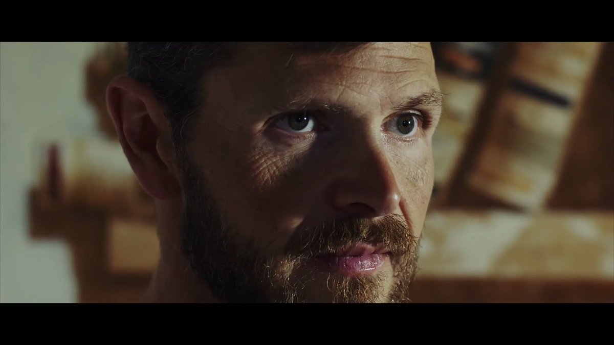 Un virus desconocido penetra en tu interior. Boicotea tu YO.  Anula tu existencia.  Un software malicioso emponzoña tu cerebro.  Día tras día, noche tras noche. Como si de un jáquer de cerebros se tratara.
Peor. Ese jáquer eres tu mismo…

Esta es la historia de Bocca Chiusa