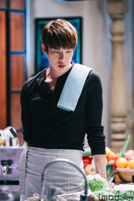 as the chef Baek Gun-woo (Warm and Cozy, 2015) #17YearsWithYoo #17년전에_데뷔해줘서_고마워_유연석 #YooYeonSeok  #유연석