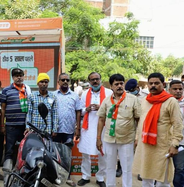 ArvindK57113574's tweet photo. दीघा_विधानसभा  में माननीय विधायक डॉ संजीव चौरसिया जी के साथ बांस कोठी गेट नंबर- 94,95,96,97, न्यू स्टेट बैंक कॉलोनी में भ्रमण कर जनता का आशीर्वाद प्राप्त किया एवं आगामी 3 नवंबर को होने वाले मतदान में बढ़ चढ़ कर हिस्सा लेने की अपील की।
@sanjayjaiswalMP@PMOIndia@bjp4bihar https://t.co/FYMBsuBCFX