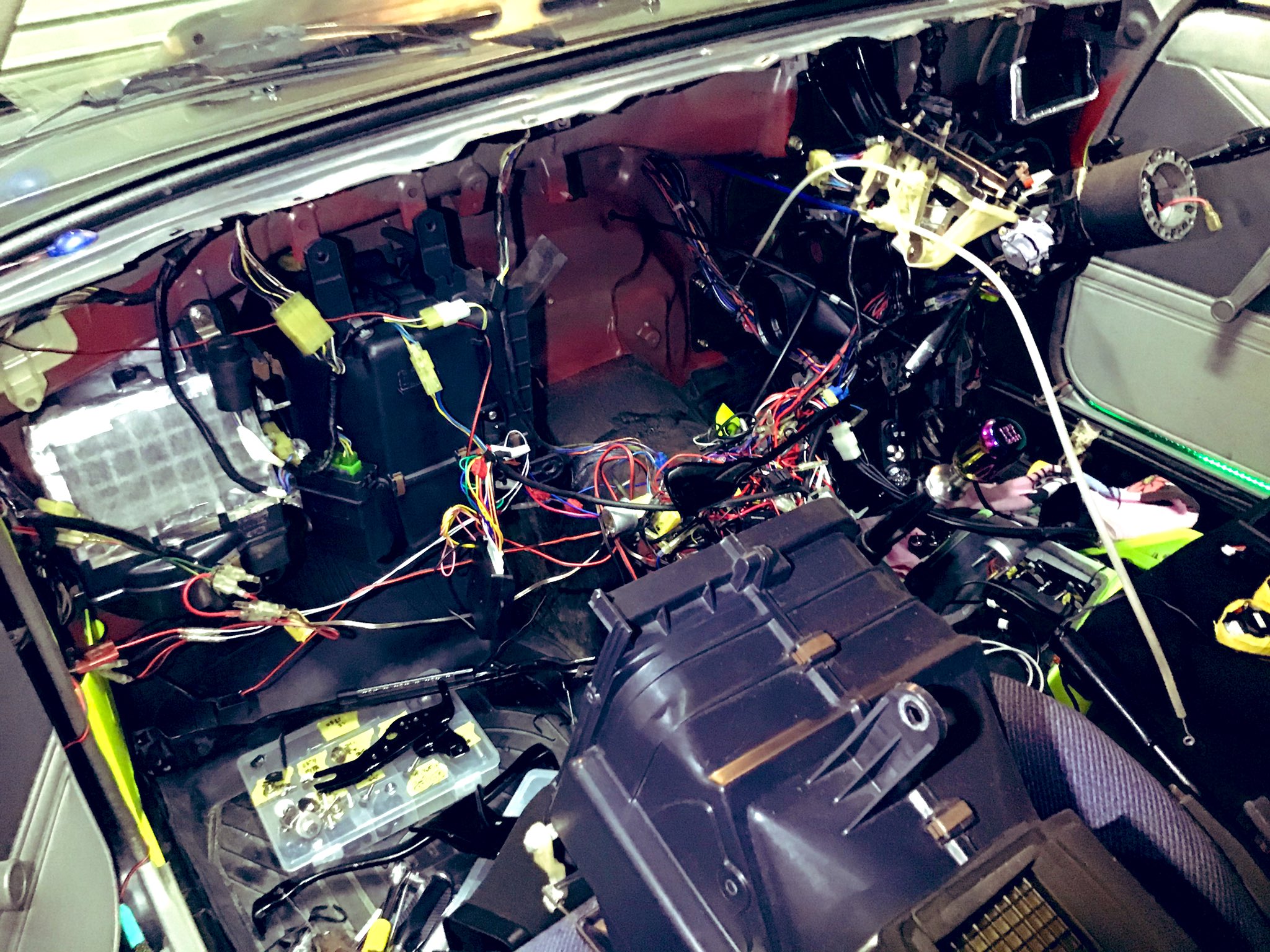 旧車ドライバー K 暖房ないと無理ーーーー ヒーターコア取り付け中 パーツがなかったので ワンオフでコア作りました 車 旧車 ヒーターコア 暖房 寒い T Co Qbheqsjpwz Twitter