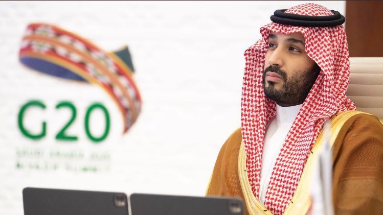 يا #ولي_العهد يا معنى الفخر ودروبه
يا سراجٍ شع نوره فالليال الظلمى

ما (خطيت) الخطوة اللي ماهي ابمحسوبة
شارة أهدافك بعيد ولا (خطيت) المرمى

كن ربي خالقه لـ (الكارهين) اعقوبة
ثاقب الرؤية وقايد مملكتنا العُظمى

أنت نهرٍ ساقك الله فالوطن بـ أعجوبة
من نهل من خيرك الوافر مَ عاد بيضمى