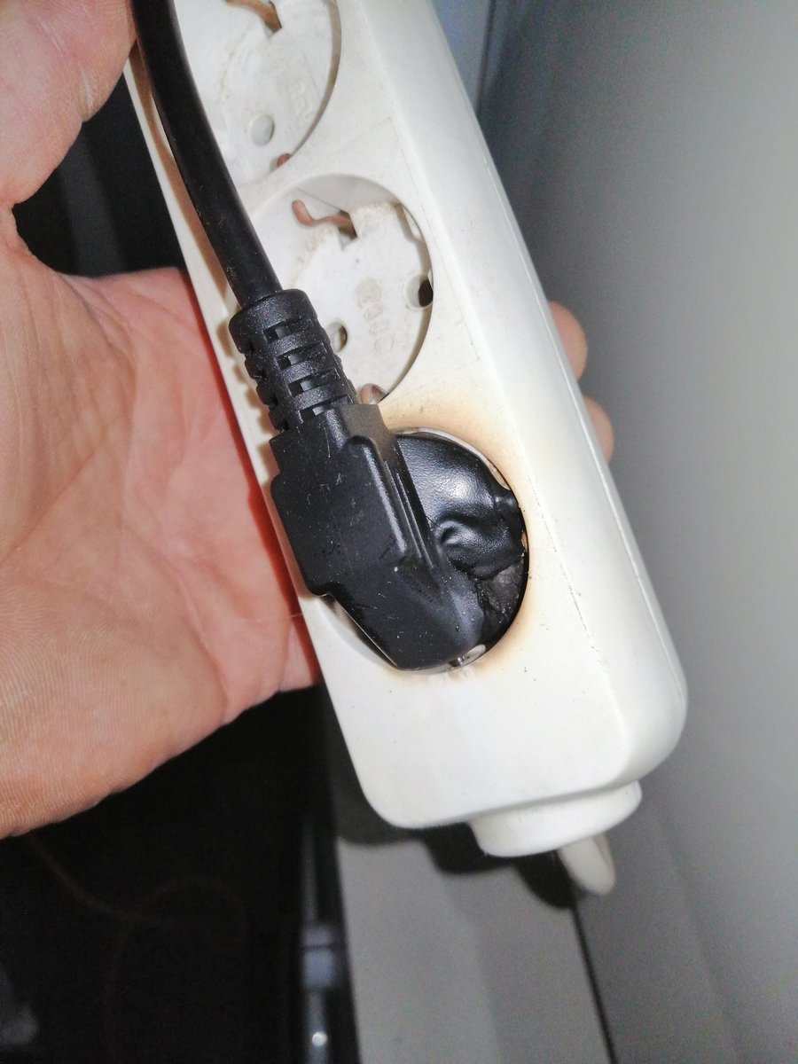 RemmeltsElektro's tweet photo. Vanmiddag storing opgelost. Tip van de dag: Gebruik nooit een  "goedkopere" verdeeldoos om een wasmachine en/of droger aan te sluiten #Brandpreventie #RemmeltsElektro https://t.co/rW87NnvsOB