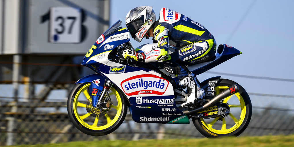 Max_Racing_Team's tweet photo. Qualifying of #PortugueseGP
.
🅿️2️⃣3️⃣  @RomanoFenati – Qualifying 1  Best Lap 1'48.621
.
#husqvarnamotorcycles #FR250GP #Moto3 #romanofenati #alonsolopez #maxbiaggi #maxracingteam https://t.co/qMX81D9Cx0