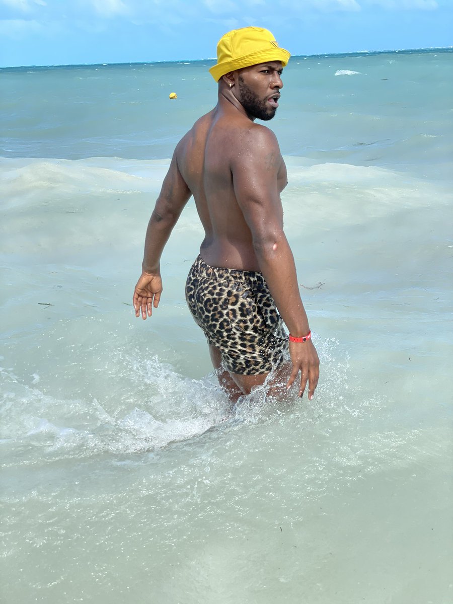 ConfidentEgo's tweet photo. Lookin’ like a lick 👅💛
#ImBae #JBae #Blessed #Vacation https://t.co/ThiFf5brEM