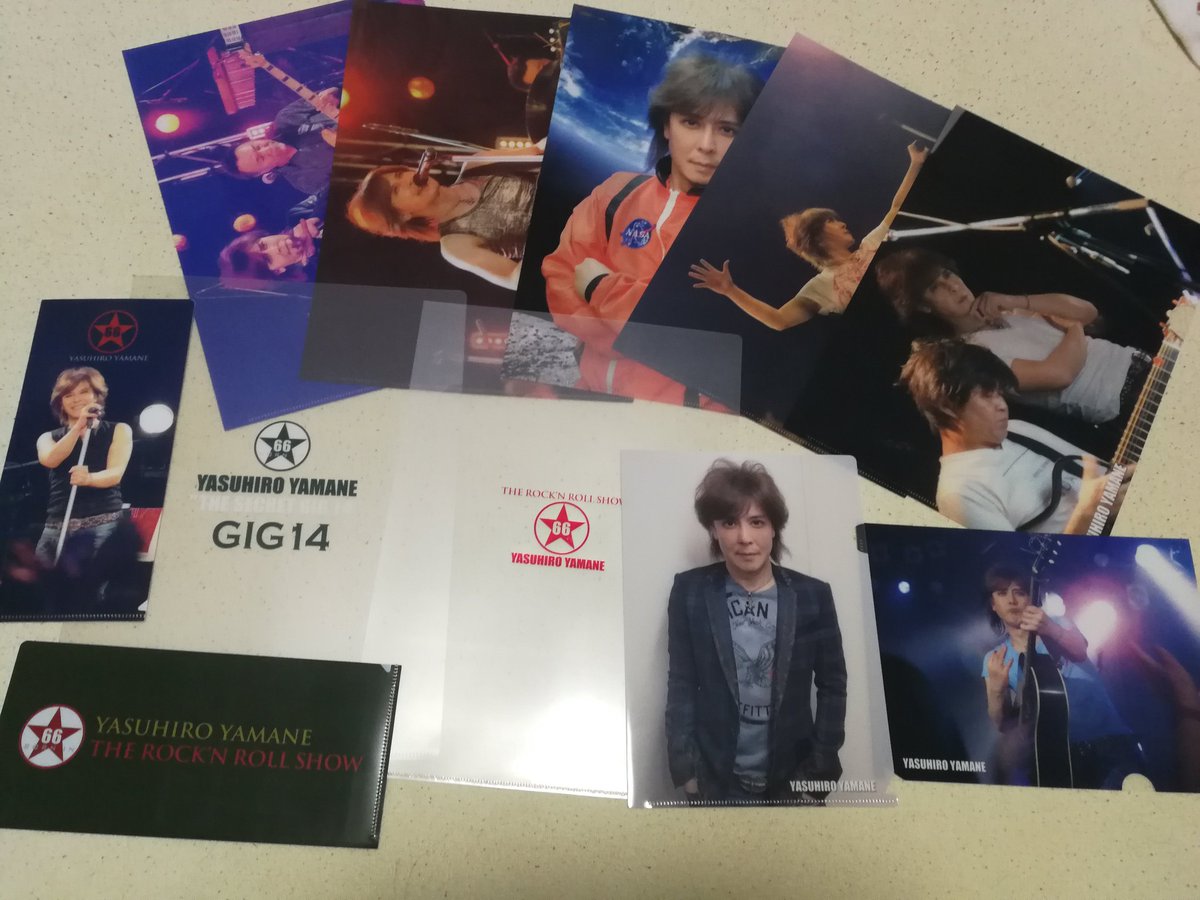 とらつぐみ على تويتر 今日のライブグッズ クリアファイルセット 雑配置 Gigカード サインが入ってたのはこのクリアファイル 山根康広
