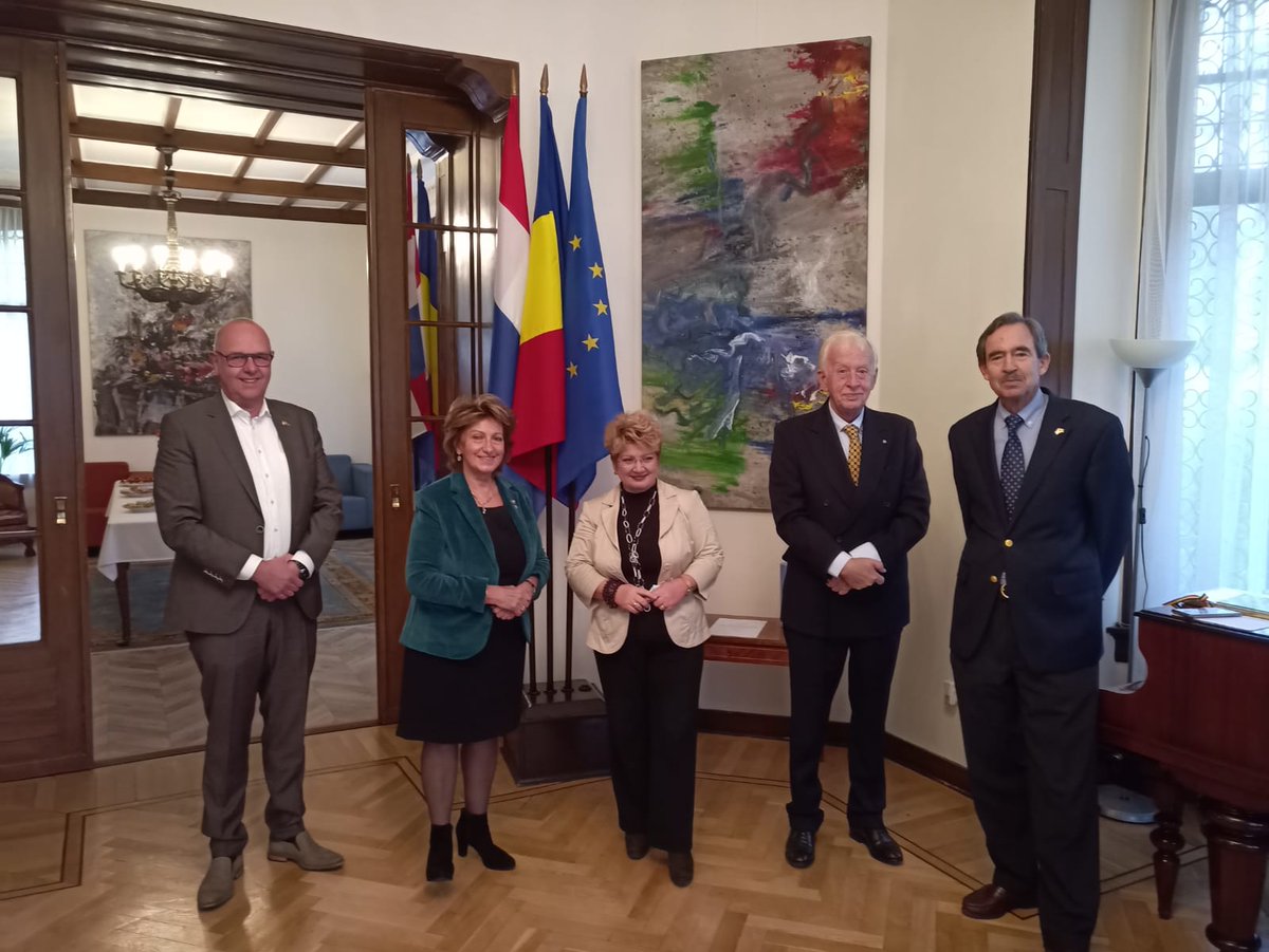 B_Predescu's tweet photo. 4 years of wonderful cooperation with the 4 honorary consuls of 🇷🇴 in 🇳🇱 come for me to an end. With a ceremony to decorate #AndreaTeunissen on behalf of the President of 🇷🇴.👏 Bedankt #BenJager, #KeesKeuijken, @reinderschaap! Your story goes on. Mine too.Tot ziens!
@MAERomania https://t.co/a8tny1TcVQ