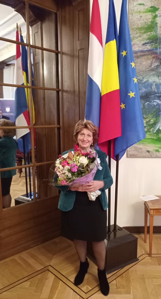 B_Predescu's tweet photo. 4 years of wonderful cooperation with the 4 honorary consuls of 🇷🇴 in 🇳🇱 come for me to an end. With a ceremony to decorate #AndreaTeunissen on behalf of the President of 🇷🇴.👏 Bedankt #BenJager, #KeesKeuijken, @reinderschaap! Your story goes on. Mine too.Tot ziens!
@MAERomania https://t.co/a8tny1TcVQ