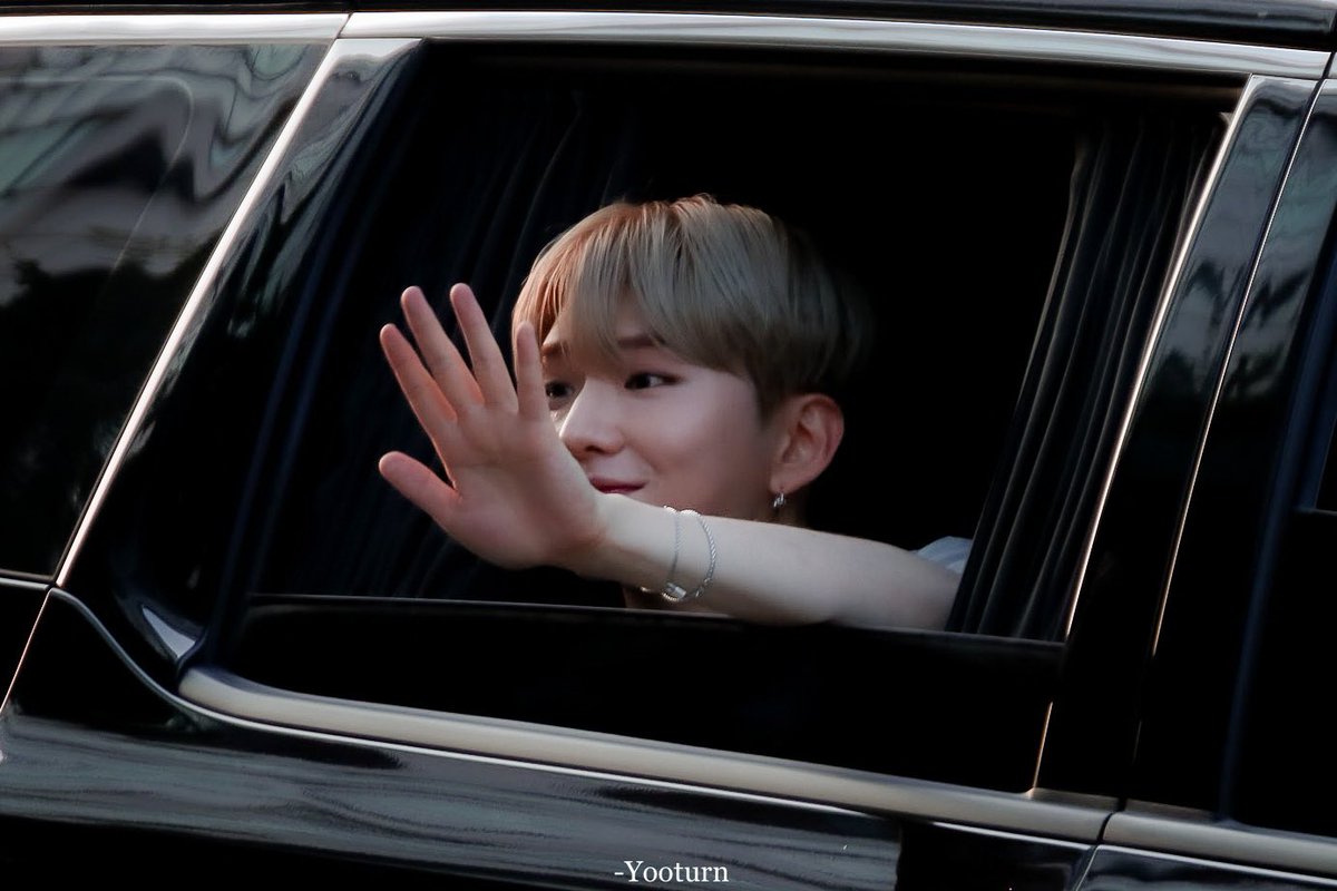 kihyun looking at fans - a thread ♡