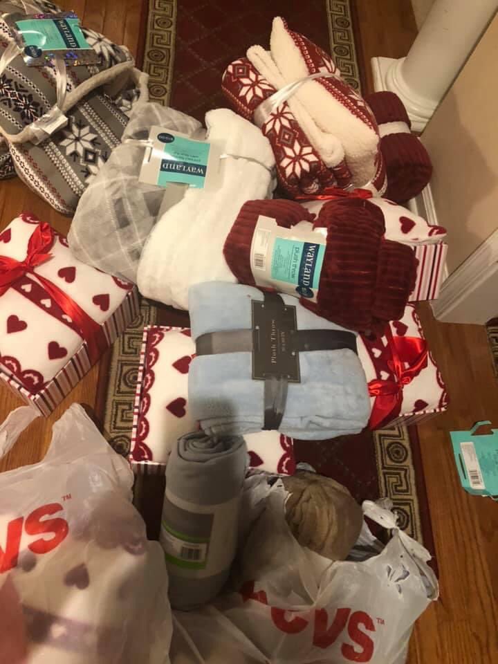 SP4acure's tweet photo. I had no idea this would be our last time embracing. I truly HATE CANCER!! #cancermentor #givingback #RVAnonprofit #Masseycancercenter #GoneTooSoon #TNBC #Blanketdriver #supportthecancercommunitry #Macys #everypennycount #SP4ACure https://t.co/73T3xqRfhK