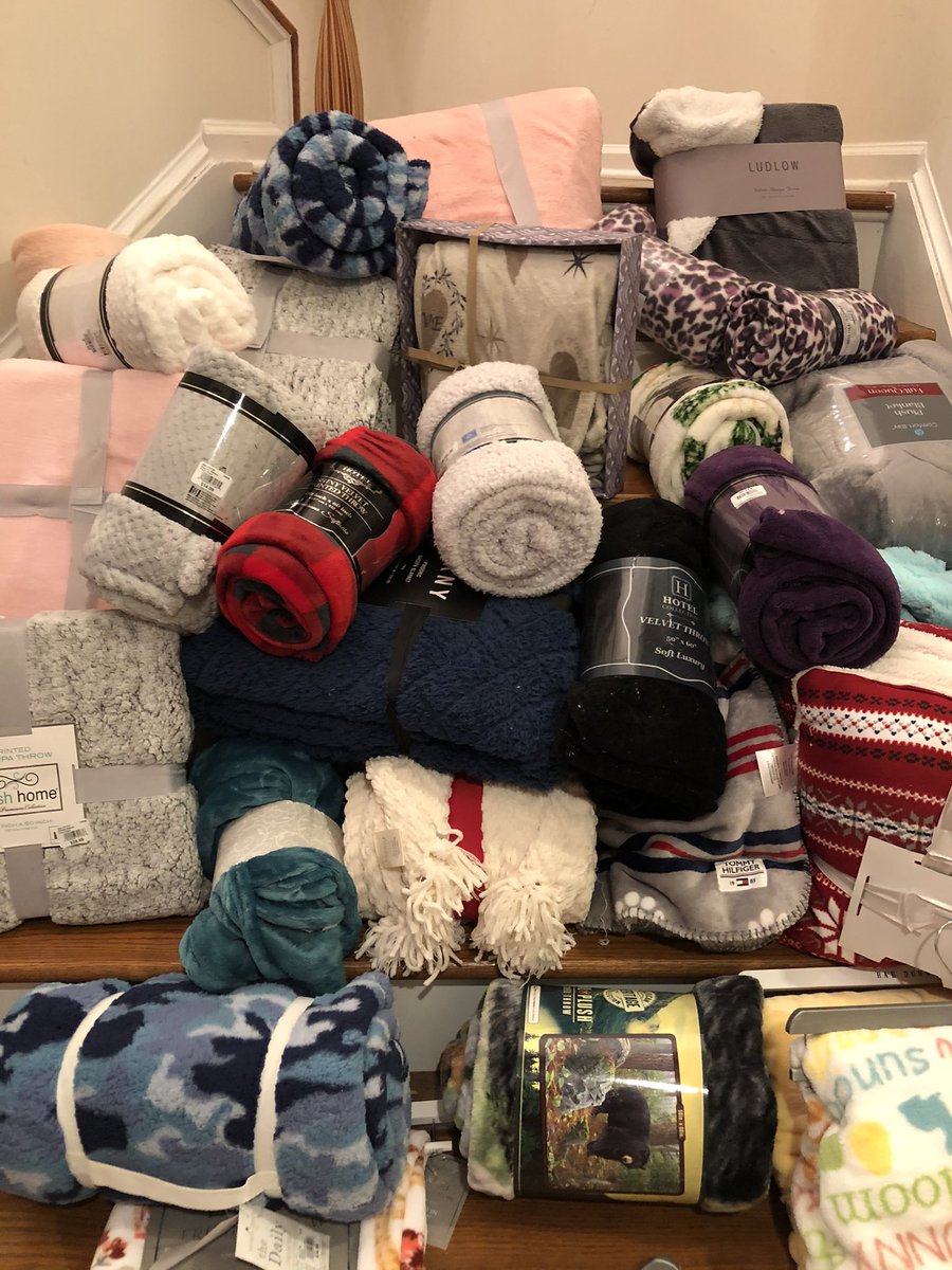 SP4acure's tweet photo. I had no idea this would be our last time embracing. I truly HATE CANCER!! #cancermentor #givingback #RVAnonprofit #Masseycancercenter #GoneTooSoon #TNBC #Blanketdriver #supportthecancercommunitry #Macys #everypennycount #SP4ACure https://t.co/73T3xqRfhK