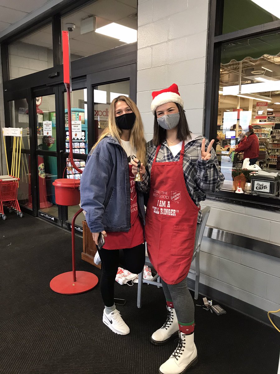 NhsVigo's tweet photo. 🔔Bell Ringing today for  Salvation Army. If you see our volunteers 💚 out there give them a warm smile 😷 and donate to a great holiday tradition for local families ❤️🎄@WestVigoVikings #redkettle #salvationarmy #wvhsNHS https://t.co/rQ2q6MiPn9