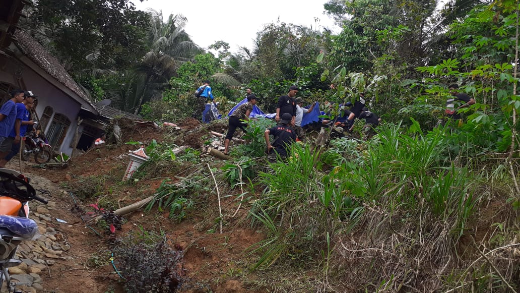 ma2nwedung's tweet photo. Tim Cepat Respon Banser Tanggap Bencana PAC GP Ansor Ngadirojo dalam giat penanggulangan Bencana tanah longsor di Desa Gembuk, Kebonagung - Pacitan
@AnsorPacitan
@PacitanAnsorPAC
#KitaIniSama
#Ansor4Humanity https://t.co/uEMvY3Yl9z