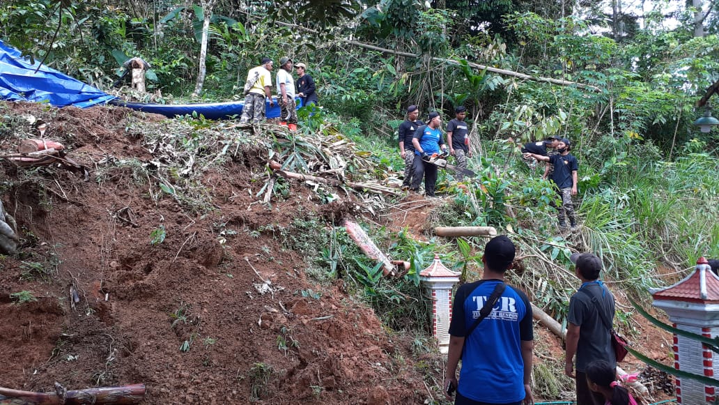 ma2nwedung's tweet photo. Tim Cepat Respon Banser Tanggap Bencana PAC GP Ansor Ngadirojo dalam giat penanggulangan Bencana tanah longsor di Desa Gembuk, Kebonagung - Pacitan
@AnsorPacitan
@PacitanAnsorPAC
#KitaIniSama
#Ansor4Humanity https://t.co/uEMvY3Yl9z