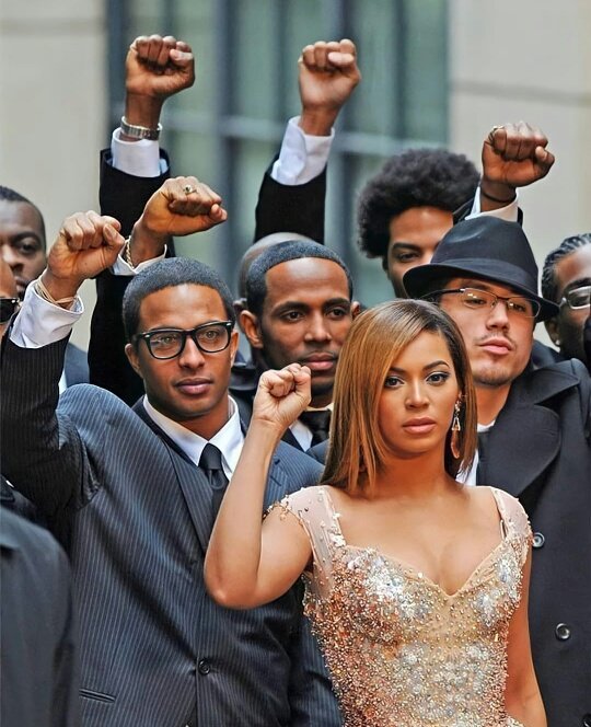 #ConscienciaNegra ❝Não havia mulheres negras suficientes sentadas à mesa, então tive que cortar a madeira e construir minha própria mesa. E então convidei os melhores para se sentarem.❞ — Beyoncé  #ConscienciaNegra