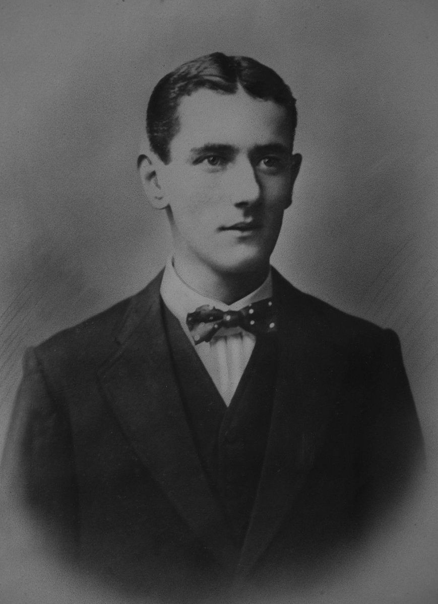 A thread about Conor Clune (27) from Quin in County Clare, who was murdered in Guardroom of Dublin Castle on the night of Bloody Sunday, 21 November, 1920. He is not remembered as much as others. 1/12 #BloodySunday100