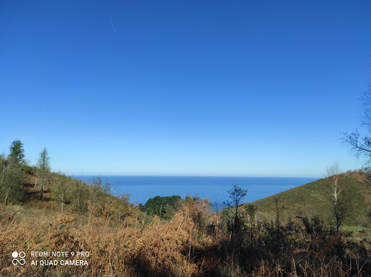 hoberena's tweet photo. @AEMET_PaisVasco vista de la cara norte de #igeldo cerca de la muga con Orio. Cielos despejados y al fondo el mar en calma sin señales de viento https://t.co/rZMEmbCmnk