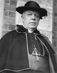 Clune was a nephew of Archbishop of Perth, Patrick Joseph Clune, who had been a chaplain to Catholic members of the Australian Imperial Force in WW1 and later tried to negotiate with British government & Sinn Fein for a truce in War of Independence. 3/12 #BloodySunday100