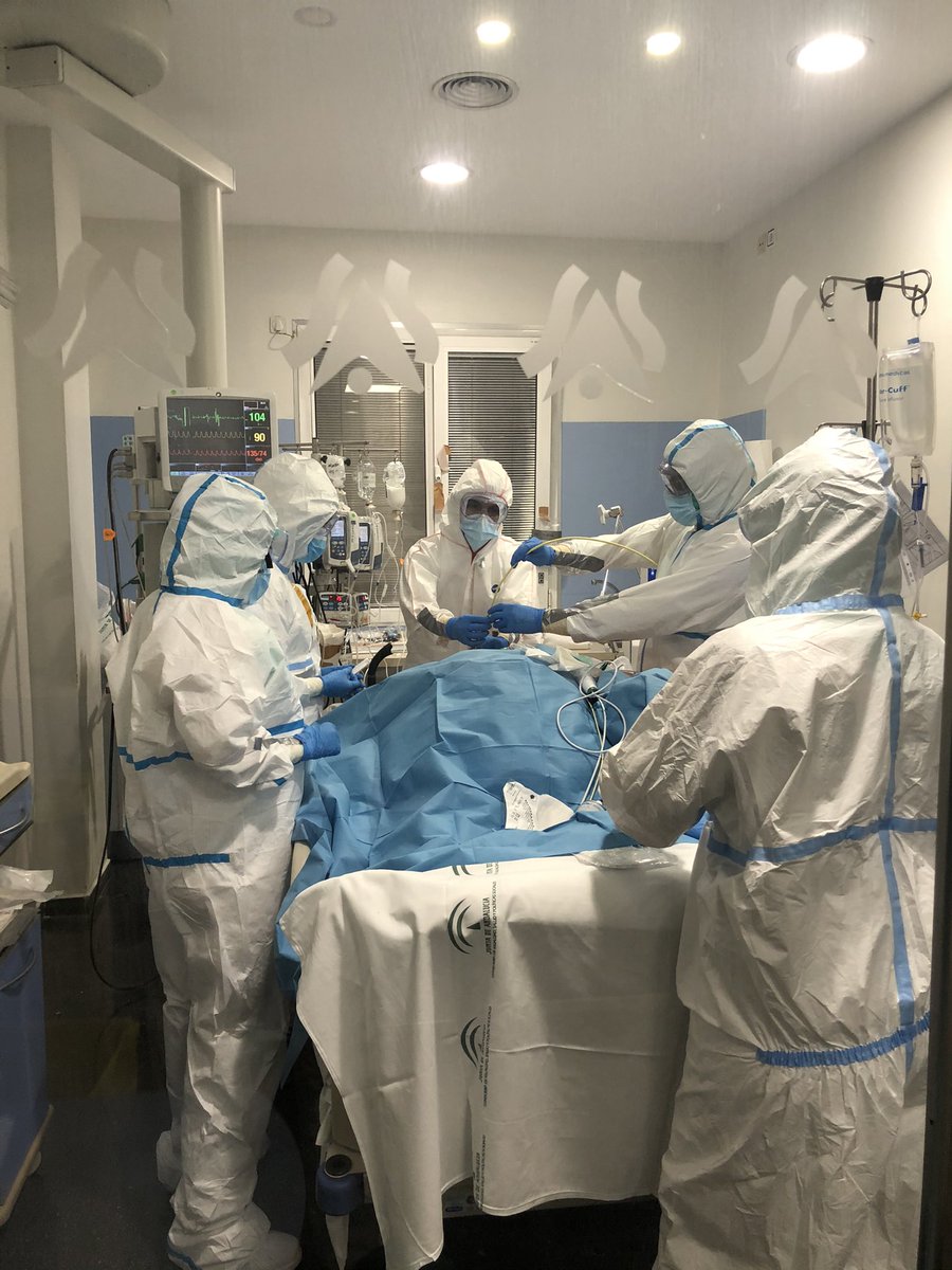 jmpv68's tweet photo. Control avanzado de la vía aérea en #COVID 
#MedicinaIntensiva #EnfermeriaIntensiva y #Anestesiologia trabajando en equipo en la #UCI del @hospital_hvn de #Granada
#UCIprofesionalesquecuidamos https://t.co/rSJuzpRP1W