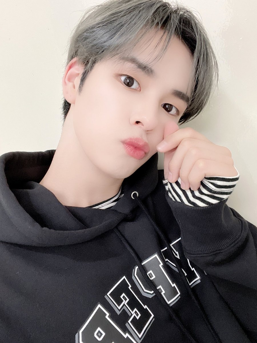 CRAVITY_twt's tweet photo. 러비티!!오늘도 쪼은하루 보내고 계세요??🙃저는 너무 쪼은 하루 보내는중ㅎ저녁도 맛있게 먹구 옷도 따숩게입고!!!남은 하루도 행복하게 보내요🥰
#크래비티 #세림 https://t.co/Os65PgA34Q