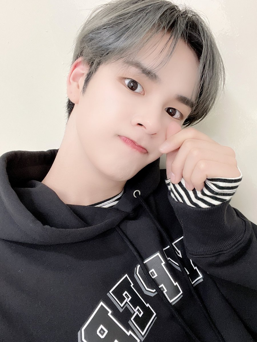 CRAVITY_twt's tweet photo. 러비티!!오늘도 쪼은하루 보내고 계세요??🙃저는 너무 쪼은 하루 보내는중ㅎ저녁도 맛있게 먹구 옷도 따숩게입고!!!남은 하루도 행복하게 보내요🥰
#크래비티 #세림 https://t.co/Os65PgA34Q