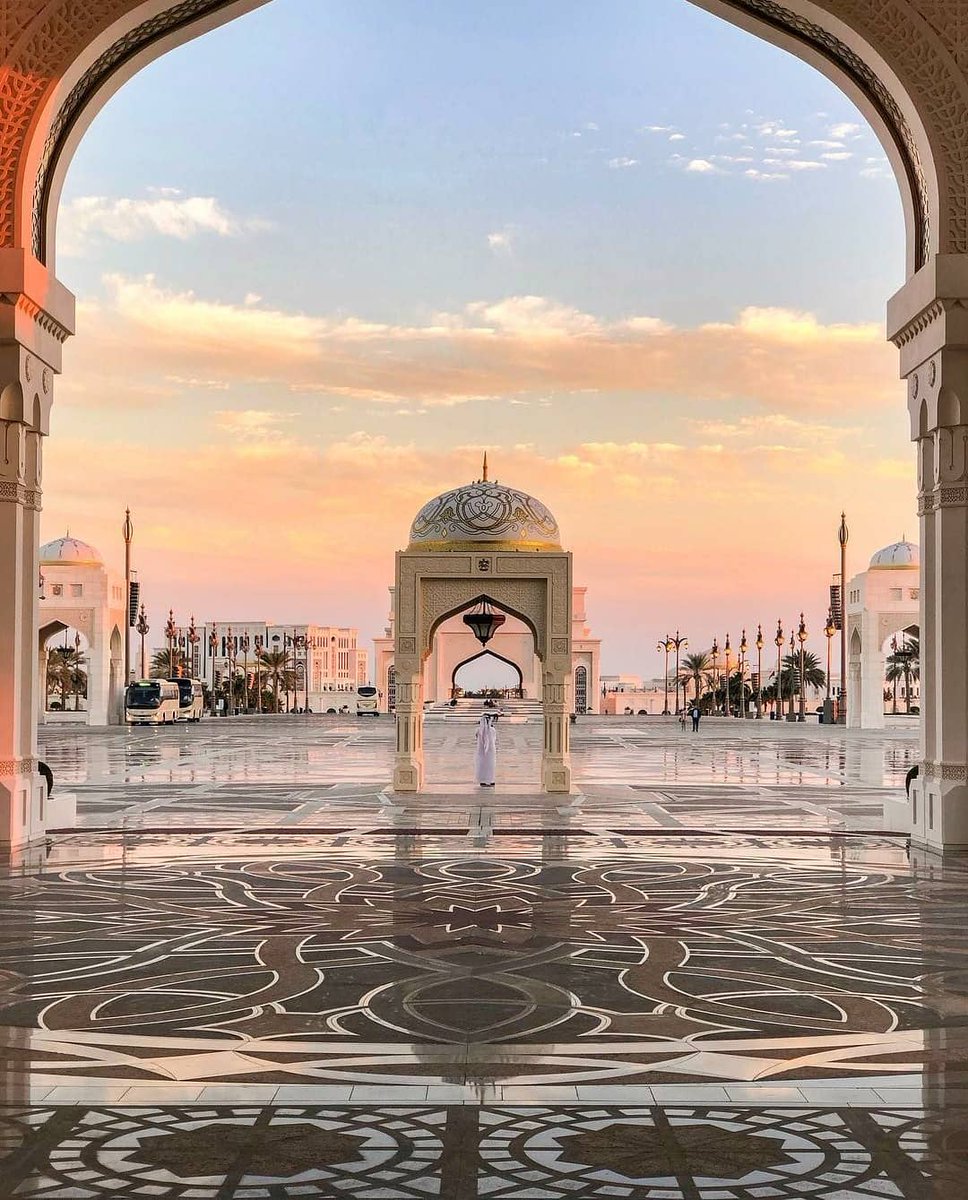 Witness inspiring architecture, breathtaking sights & centuries of knowledge #InAbuDhabi. @QasrAlWatan - an incredible & unique palace offering the world a first-of-its-kind insight into the history & culture of the nation
#StaySafe
📸 weloveemirates/Instagram https://t.co/QTNgVQxHGe