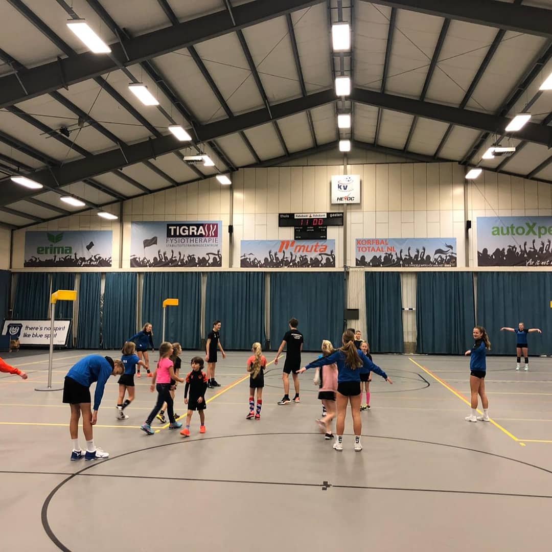 kvheerenveen's tweet photo. Sport en spel in de Hoekstra-hal vandaag! Groot helpt klein. Klein daagt groot uit 😅

#mixday
#stayfit
#staysafe 
#samenzijnwijkvheerenveen https://t.co/94I1iTHlSx