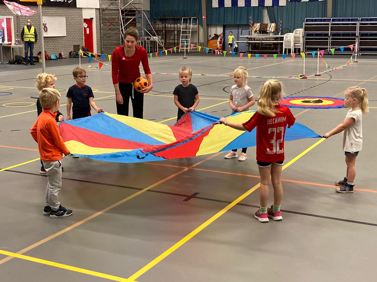 kvheerenveen's tweet photo. Sport en spel in de Hoekstra-hal vandaag! Groot helpt klein. Klein daagt groot uit 😅

#mixday
#stayfit
#staysafe 
#samenzijnwijkvheerenveen https://t.co/94I1iTHlSx