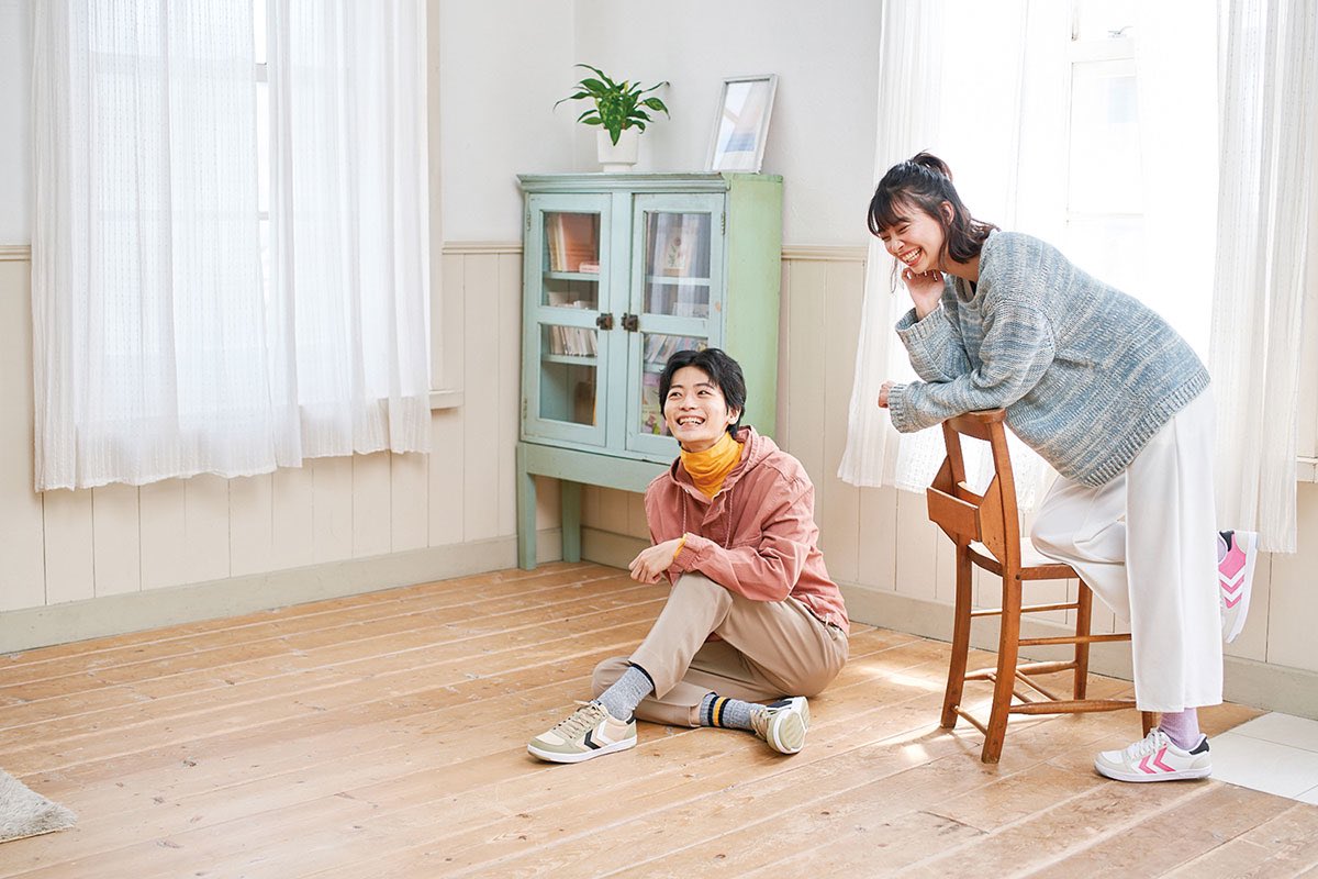 Hummel ヒュンメル公式 深まる秋 寒い冬の スニーカーコーデ トレンドを取り入れたメンズ レディースの最新ルックをスタイリストのコメントとともに 秋冬シーズンもスニーカーコーデでアクティブに T Co Iheqnh2dn3 ヒュンメル