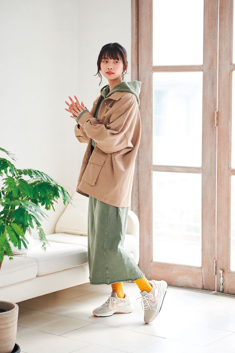 Hummel ヒュンメル公式 深まる秋 寒い冬の スニーカーコーデ トレンドを取り入れたメンズ レディースの最新ルックをスタイリストのコメントとともに 秋冬シーズンもスニーカーコーデでアクティブに T Co Iheqnh2dn3 ヒュンメル